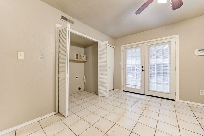 Building Photo - Cute Townhouse in the Heart of Norman, just minutes from OU!