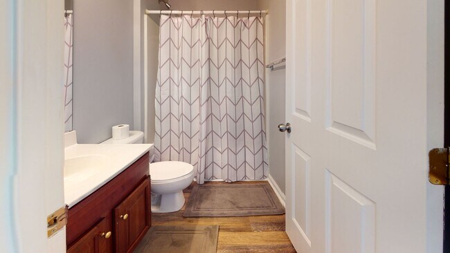 Building Photo - 5 Bedroom 4 Bath Single Family Home with Garage - Furnished or Unfurnished
