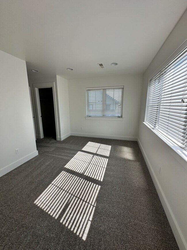 Building Photo - Beautiful 4 bedroom townhome