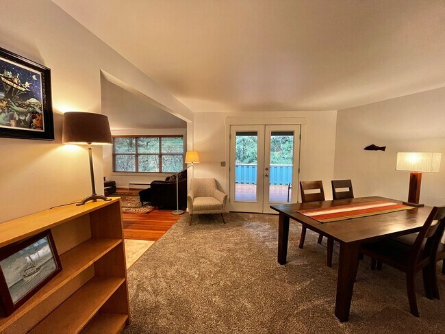 Building Photo - Pristine Historic Fort Ward Townhome on Bainbridge Island