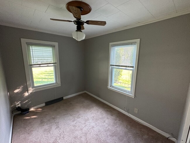 Building Photo - Nice 2bd / 1 ba house with attached garage...