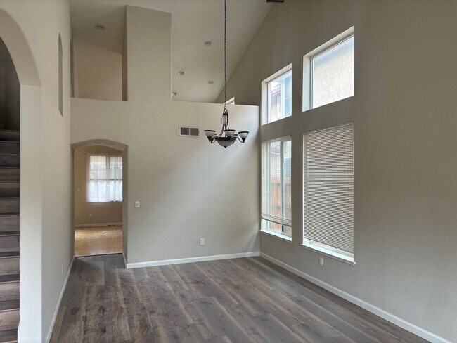 Building Photo - Close to ACE train, parks and school