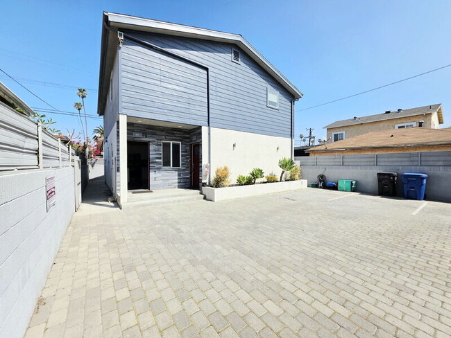 Building Photo - 631 W 83rd St