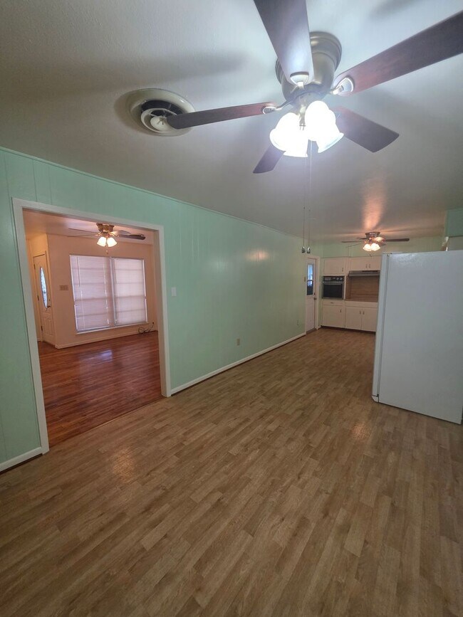 Building Photo - Charming 3/2 in Copperas Cove