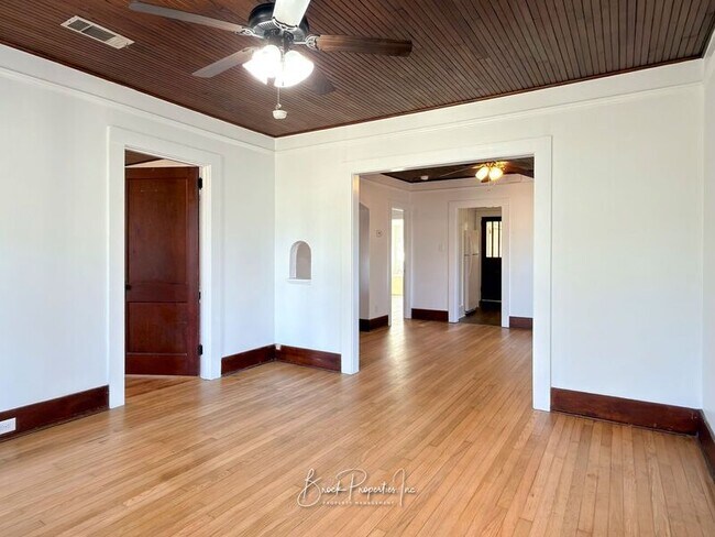 Building Photo - 1613 E Blount St