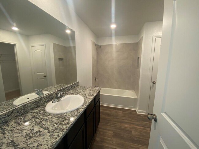 Building Photo - 309 Riverdale Dr