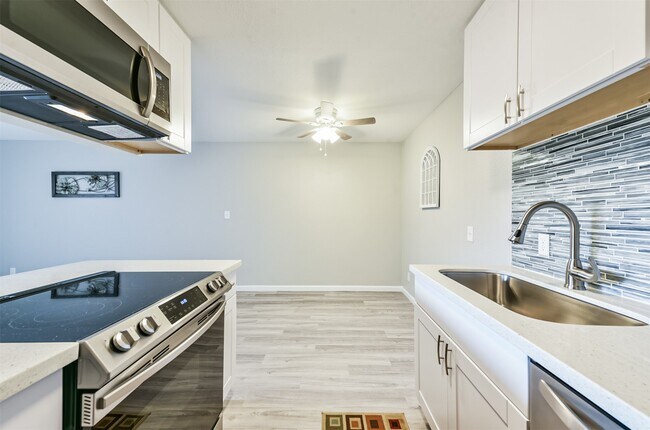 Building Photo - 2501 Gulf Fwy