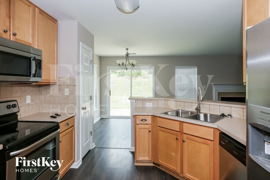 Building Photo - 1941 Summit Ridge Ln