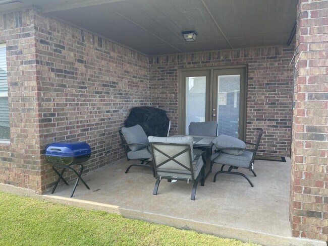 Building Photo - 7702 SW Franks Ct
