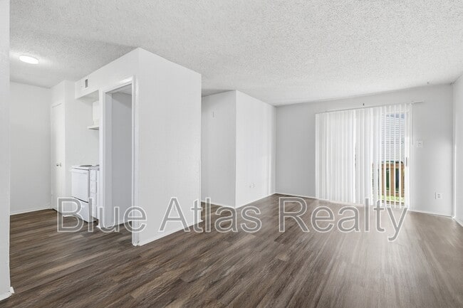 Building Photo - 8030 Cambridge Cir