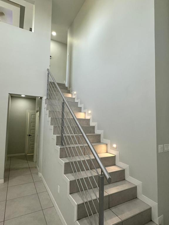 Building Photo - 1822 Sunset Dr