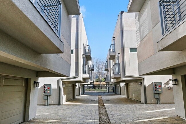 Building Photo - 13637 N Fellows Ave