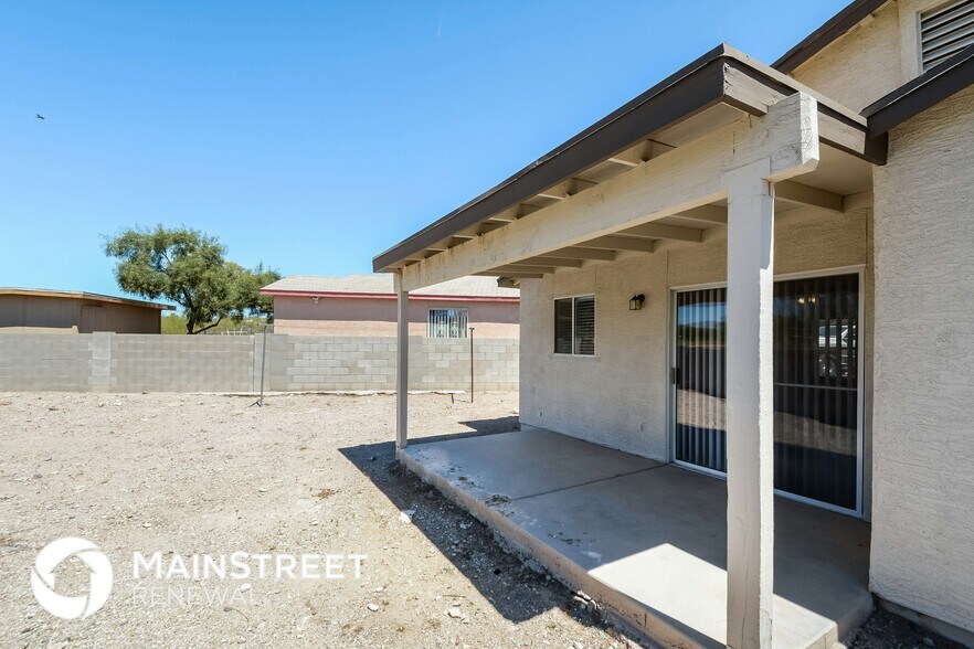 Building Photo - 1919 W Calle Guadalajara