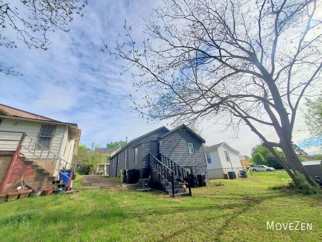 Building Photo - 1710 Oakwood Ave