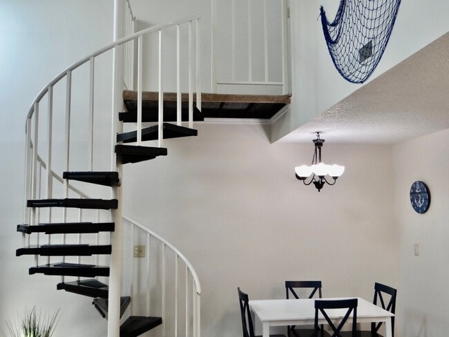 Building Photo - Beautifully Remodeled and Furnished Rental...