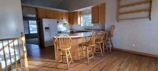 Building Photo - Spacious single family home in a quiet neighborhood