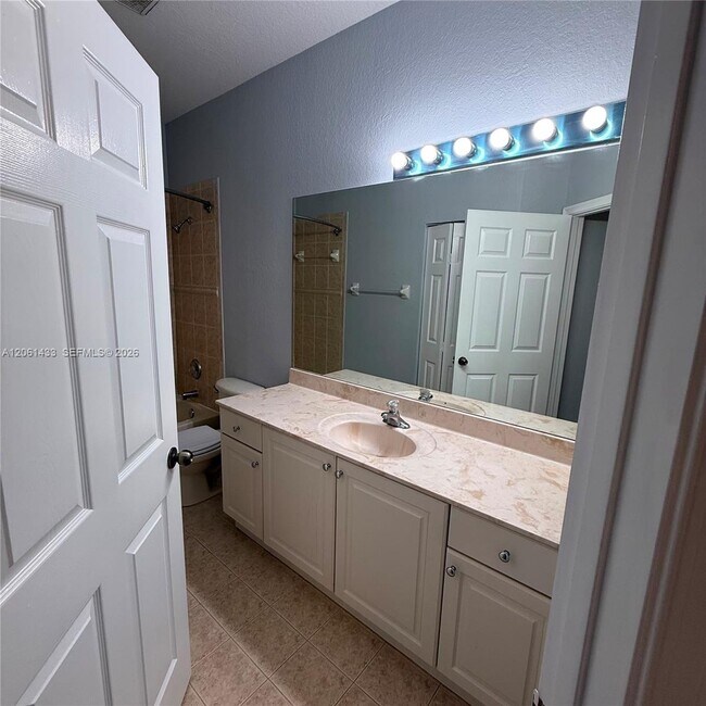 Building Photo - 8811 S Isles Cir