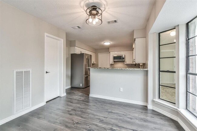 Building Photo - 7003 Huntbrook Dr