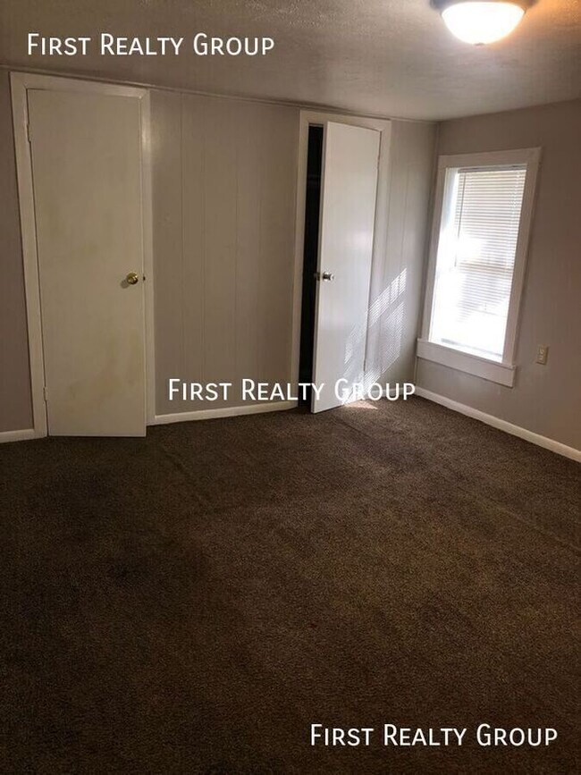 Building Photo - 140 E Market St