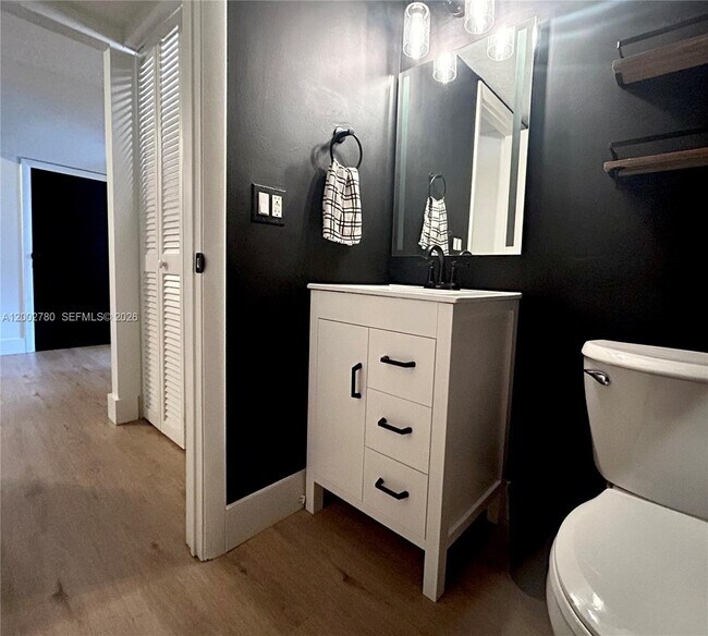 Building Photo - 10 Laredo Pl