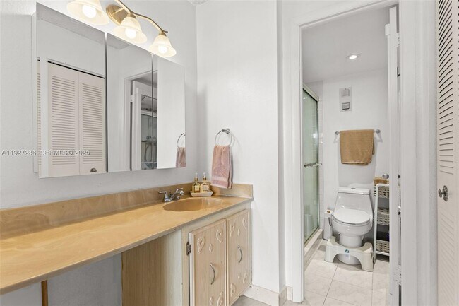 Building Photo - 6900 Bay Dr