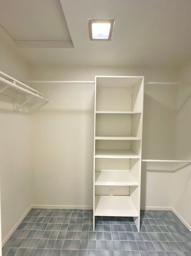 Building Photo - 3 Bedroom Irvine Home - Large Master Suite w/ Wood Floors - Beautiful!!!!!