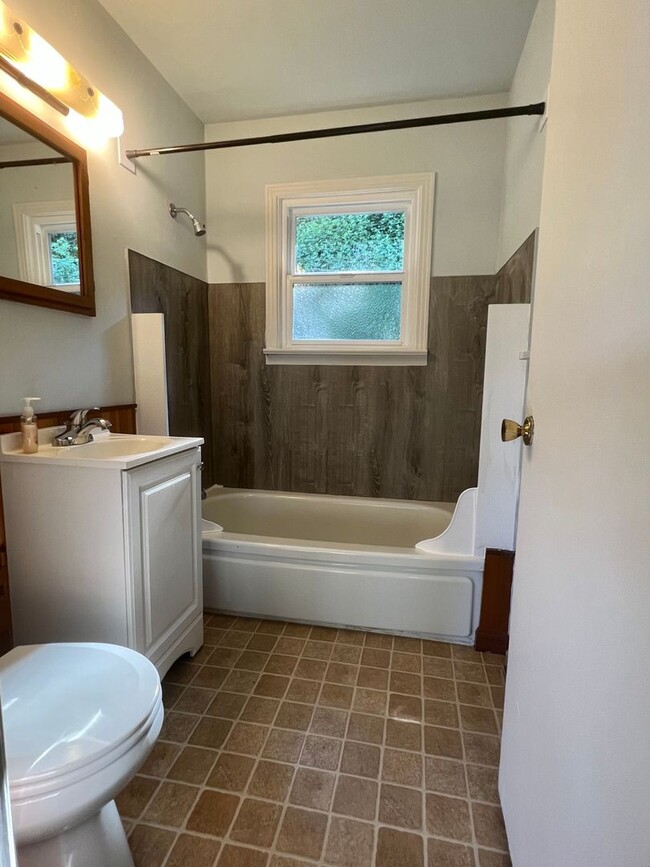 Building Photo - 2 bedroom home located in Burien