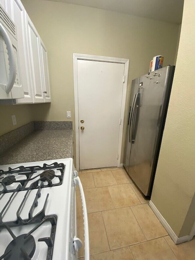 Building Photo - Stylish 2-Bed Townhome with Loft & Dual Pr...