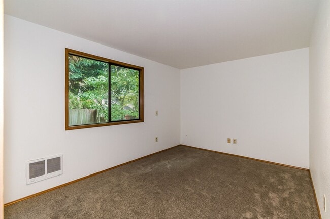 Building Photo - Maple Leaf 2-story 3 bed/2.5 bath with deck and garage available now for $3700!!