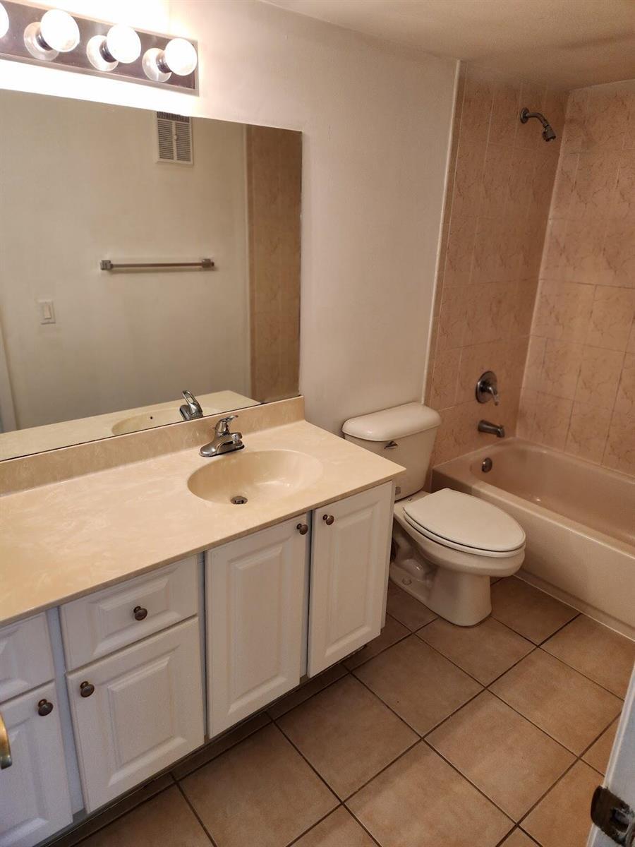 Building Photo - 731 N Pine Island Rd