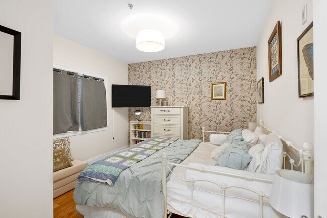 Building Photo - New 2BR2BA Condo in Jefferies Point with Backyard