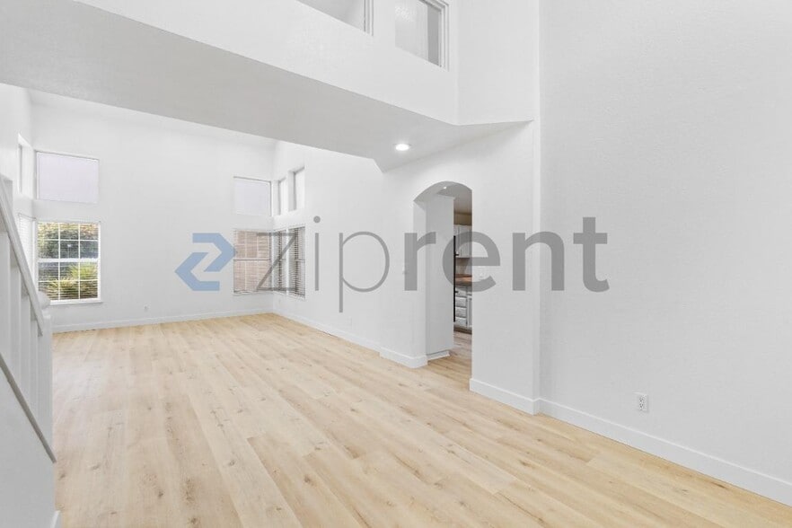 Building Photo - Unit