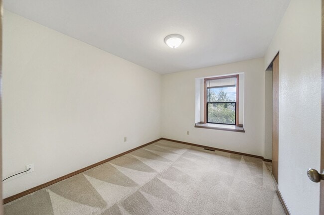 Building Photo - MOVE IN READY! Lake Forest home - 3 bedrooms - North Thurston School District