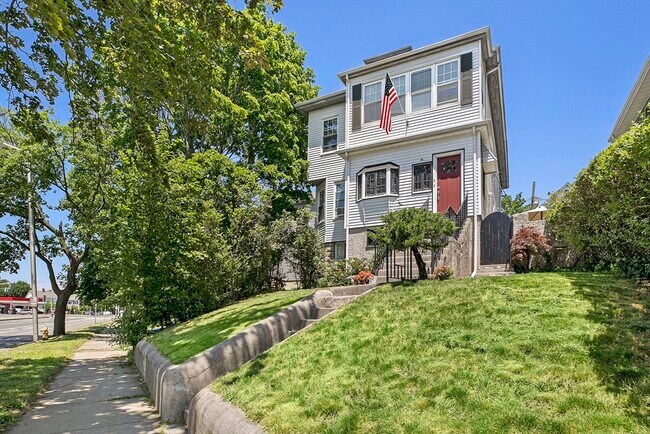 Building Photo - 723-725 Fellsway