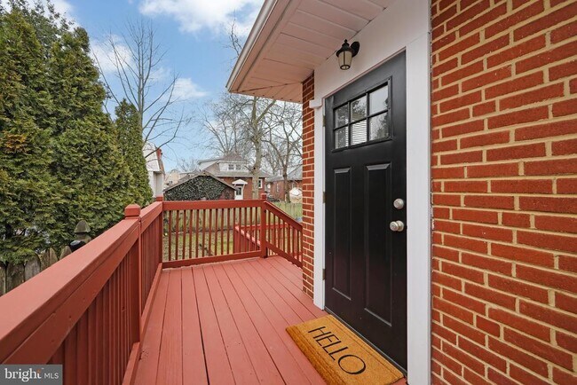 Building Photo - 22 W 6th Ave