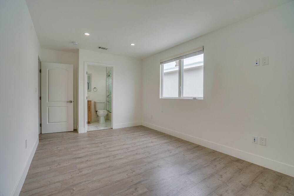 Building Photo - 2300 Carmona Ave