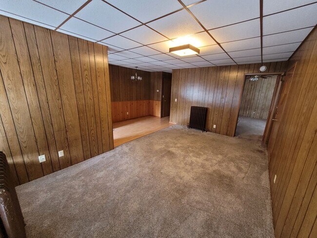 Building Photo - 402 N Railroad St