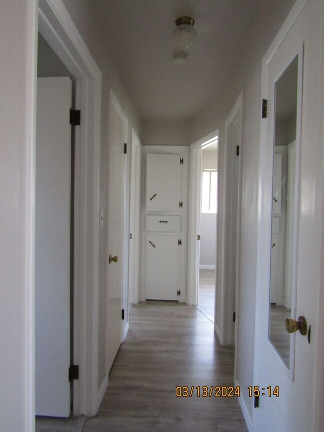 Building Photo - Freshly Painted/New Flooring Home!! Pets N...