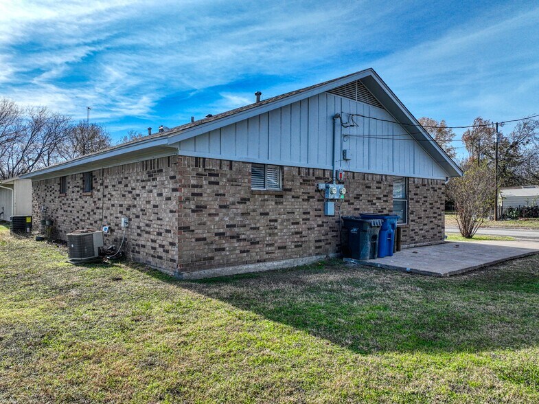 Building Photo - 2105 Interurban Blvd