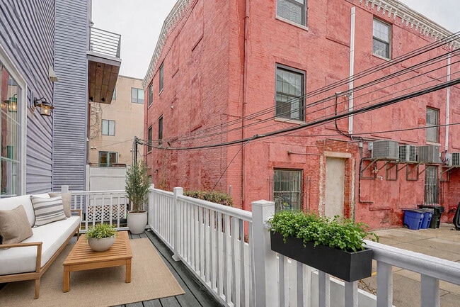 Building Photo - 615 S Delhi St