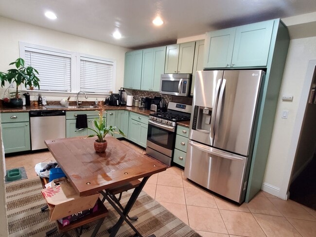 Building Photo - Available now! Emeryville 4 bedroom 3 bath house with Studio loftspace unit