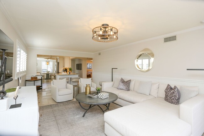Building Photo - Live the Naples Lifestyle – Elegant 2BR/2B...
