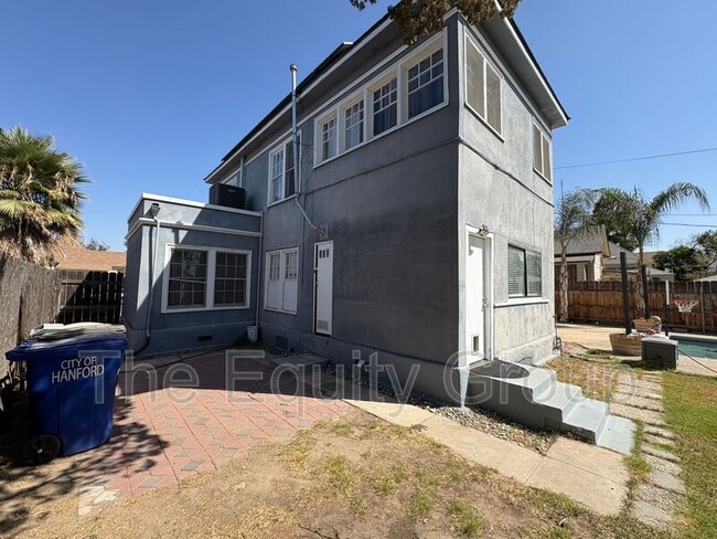 Building Photo - 209 E 11th St