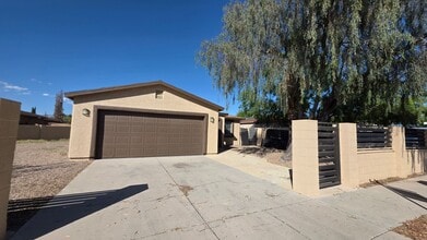 Building Photo - Beautiful Renovated  4 Bed 2 Bath HOME!