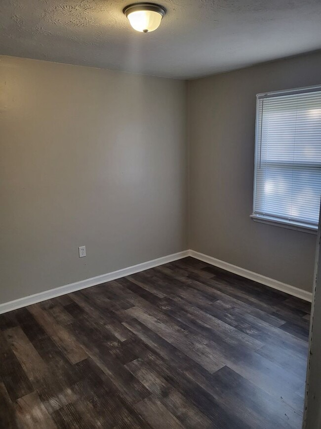 Building Photo - 3 bdroom 1.5 bath off Tobacco Rd
