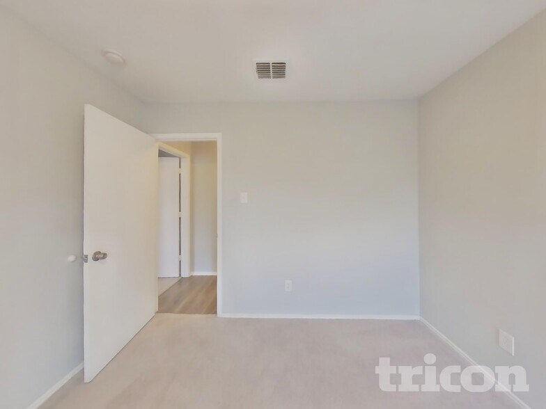 Building Photo - 1700 Bob Dr