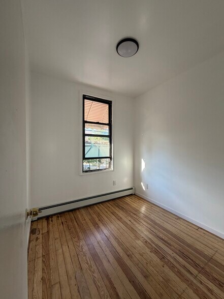 Building Photo - 5512 Roosevelt Ave