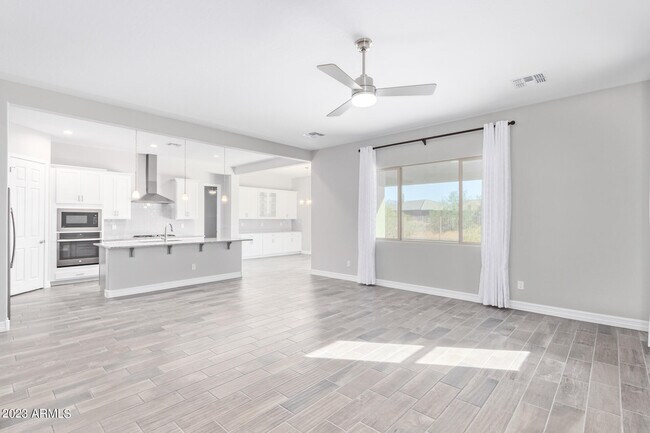 Building Photo - 18335 W Summerhaven Dr