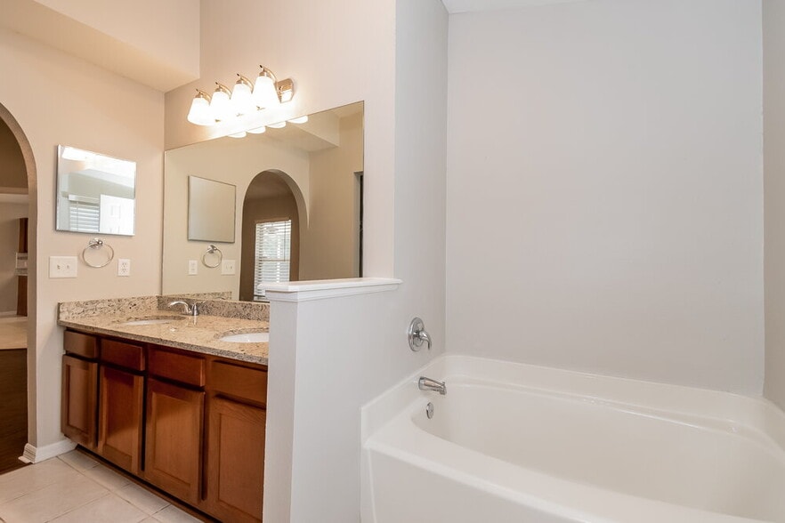 Building Photo - 7390 Overland Park Blvd