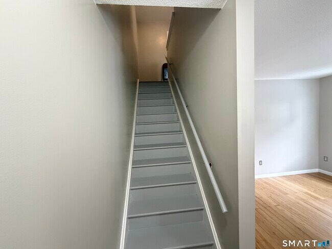 Building Photo - 21 Oak Ave Ext